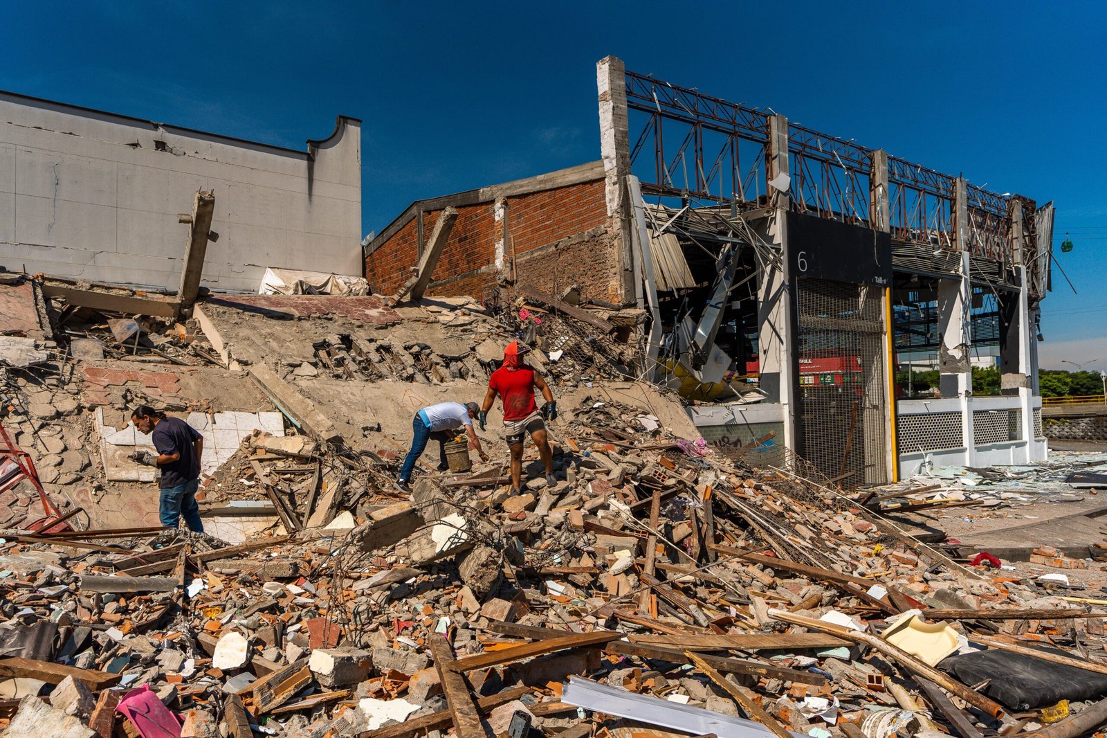 Calles afectadas por el terremoto en Pereira, (Colombia), el 11 de agosto.