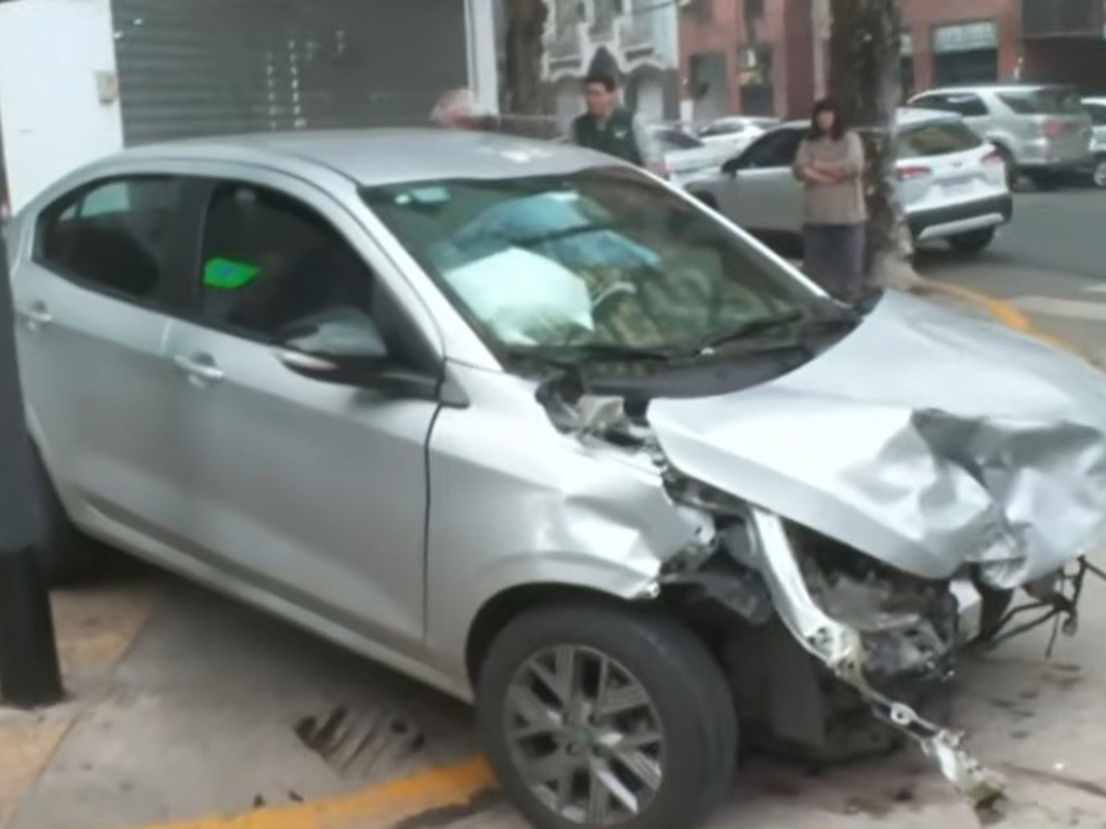 Manejaba borracho, cruzó un semáforo en rojo y provocó un múltiple choque en Almagro