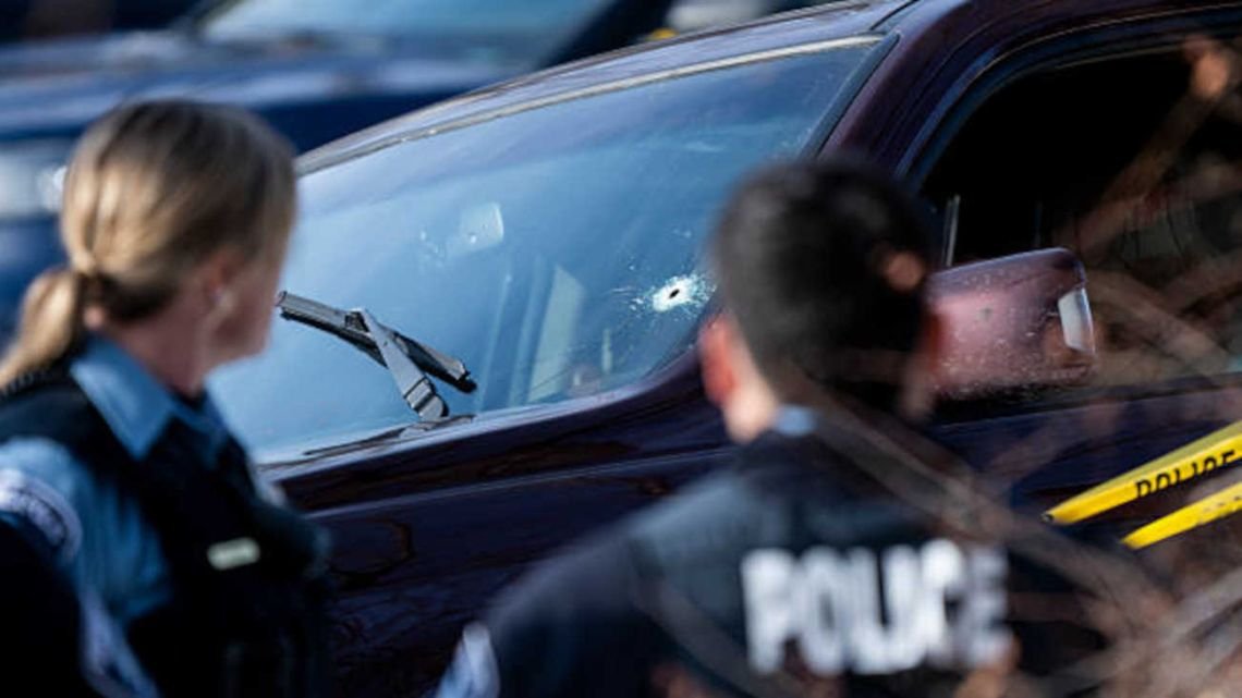 Mientras se aguarda que el ICE estrene sus “guantes eléctricos”, miles de haitianos tratan de pasar a Canadá