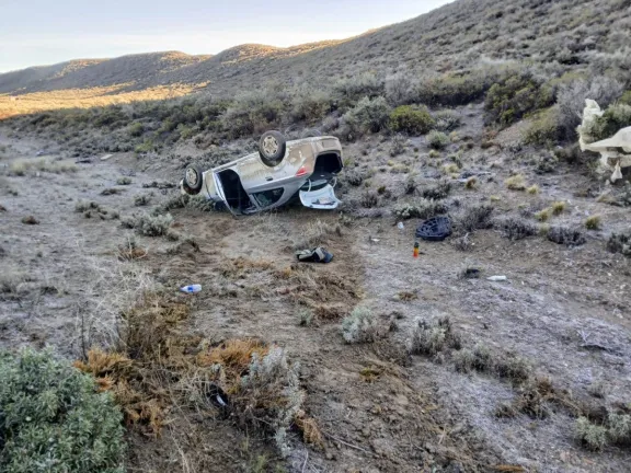 Otro conductor volcó por el hielo en la calzada