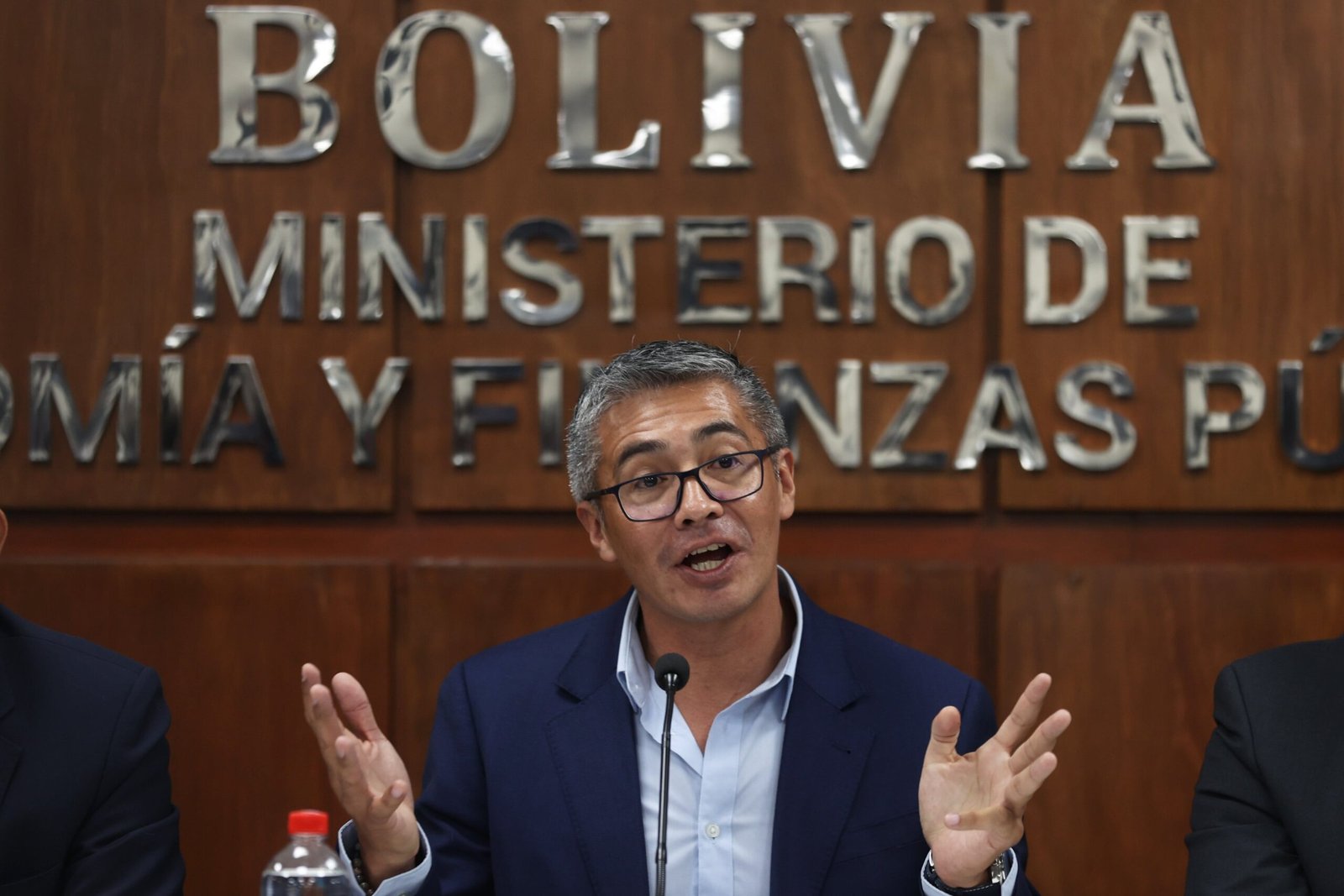 Paz destituye a su ministro de Economía por presión de la Asamblea boliviana