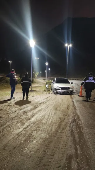 Perdió el control del auto y terminó incrustado contra el guardarrail en la Ruta 3