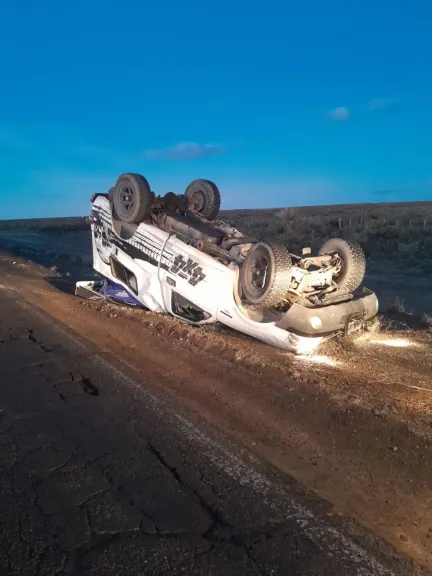 Perdió el control por los baches de la Ruta 3 y volcó