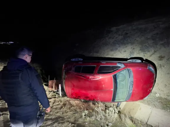 Perdió el control y volcó en el Roque González
