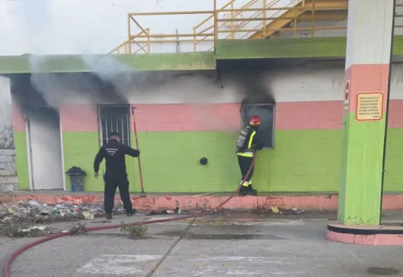 Principio de incendio en la antigua estación GNC sobre ruta 3
