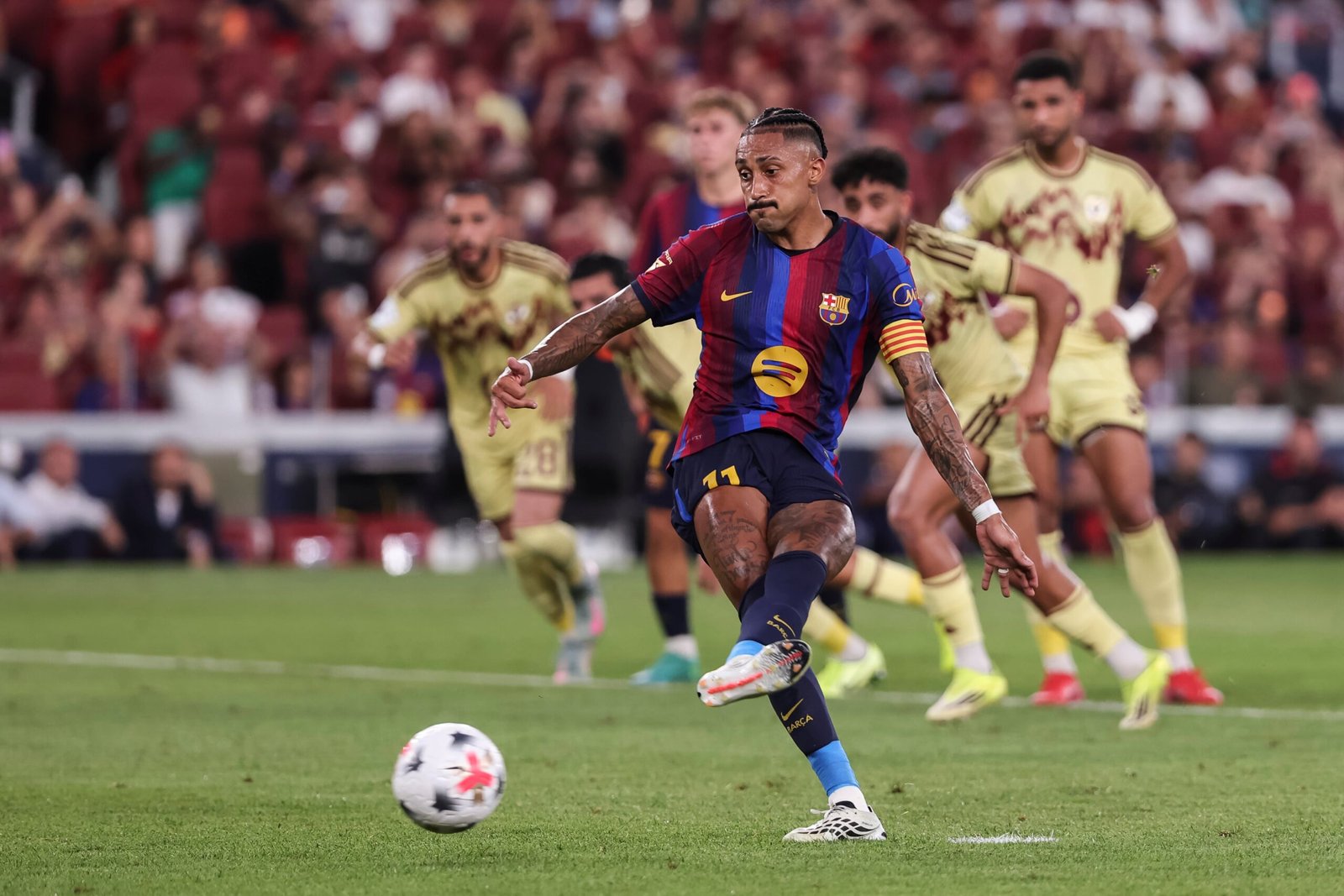 Raphinha sobrevive a la canícula y el Barcelona se lleva el Gamper