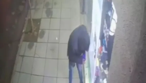 Rompió dos vidrieras y se llevó 13 gorras en el centro de Trelew