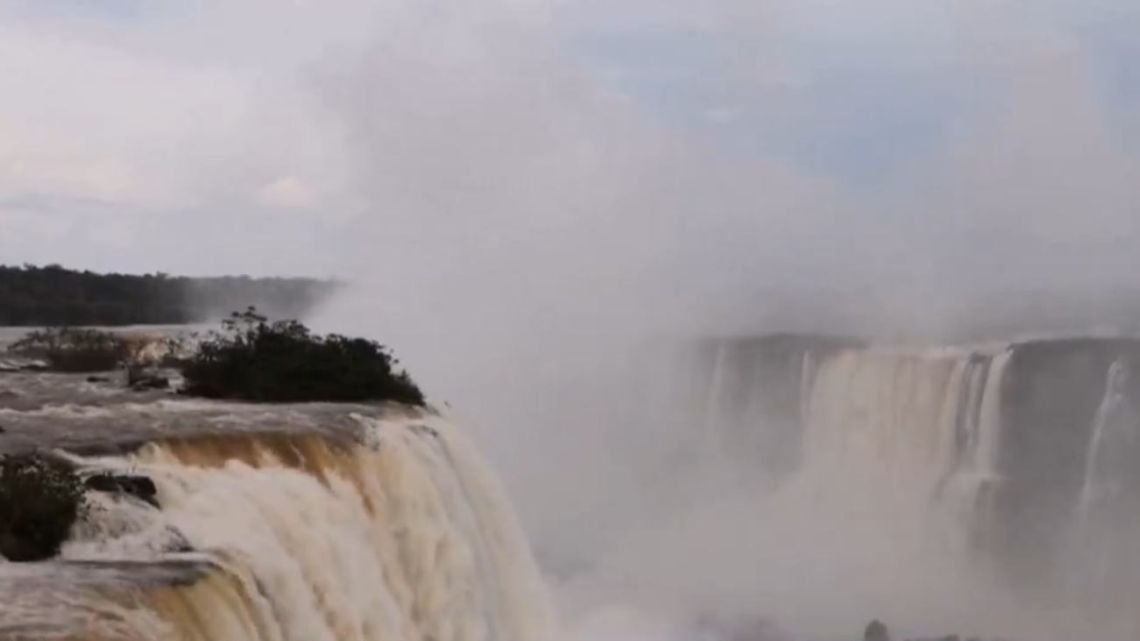 Se agrava la crecida en Cataratas: quitarán pasarelas metálicas para 'salvarlas' del aluvión