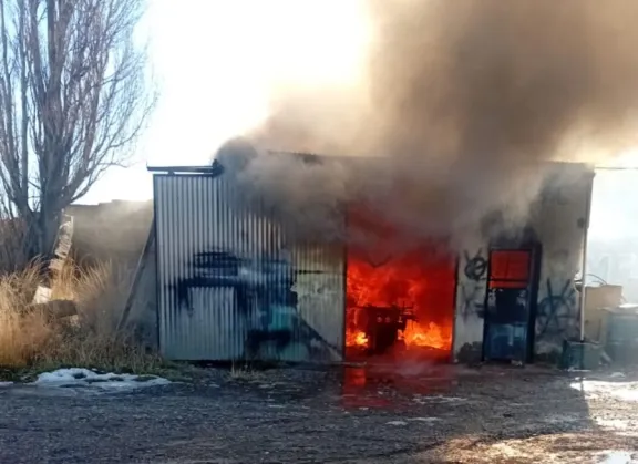 Se incendió una carpintería en Sarmiento tras el derrame de un bidón con nafta