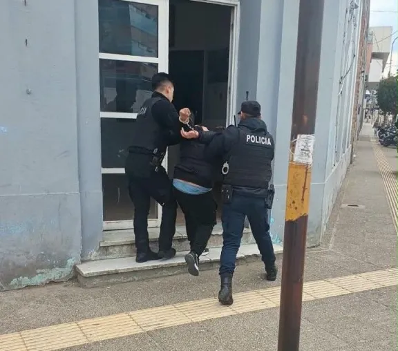 Se resistió al secuestro de su vehículo y agredió a dos policías en Comodoro