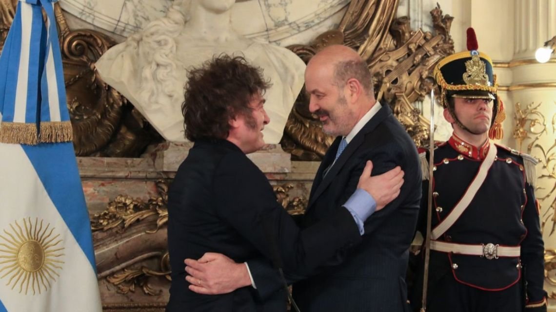 Sturzenegger defendió en medios los logros de LLA y Milei lo elogió insultando a periodistas