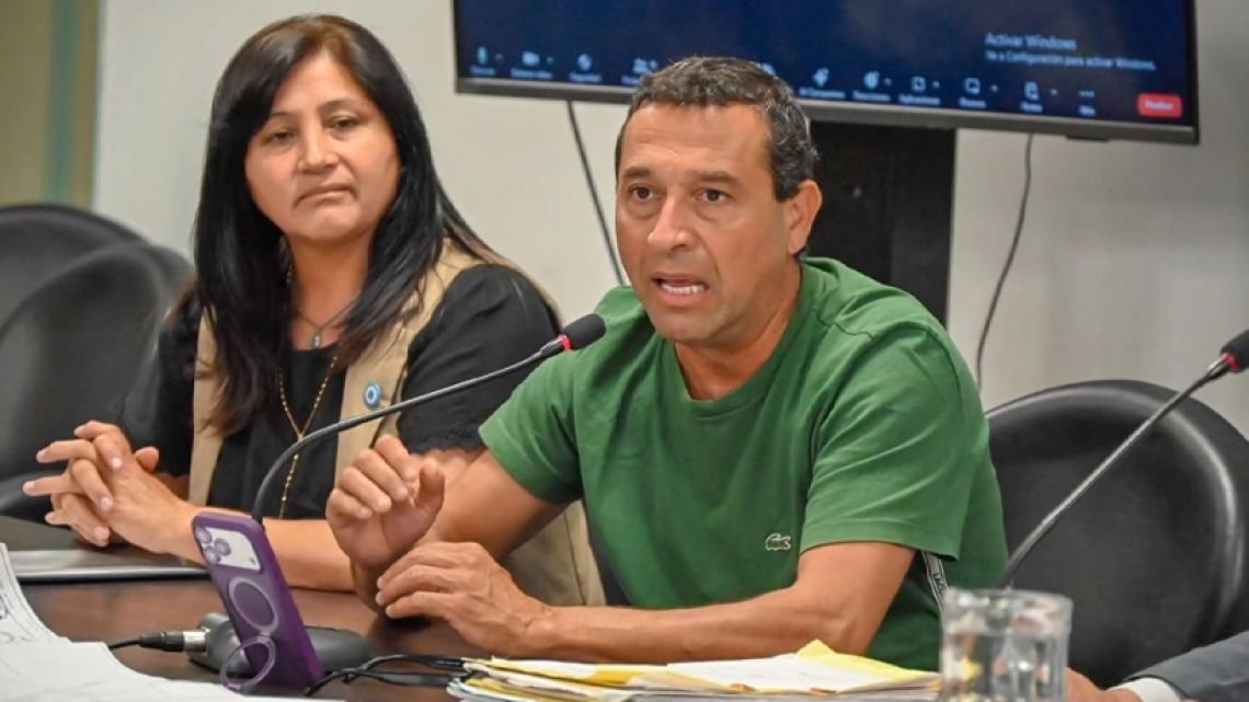 Tras la renuncia de Ramón "Cañito" Flores, la UCR pide que "devuelva la plata de los cordobeses"