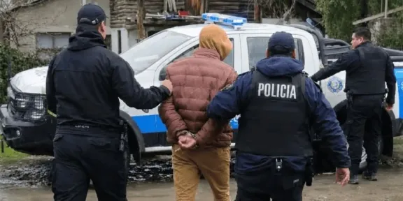 Tres robos en comercios de El Bolsón: detuvieron a un sospechoso y secuestraron elementos