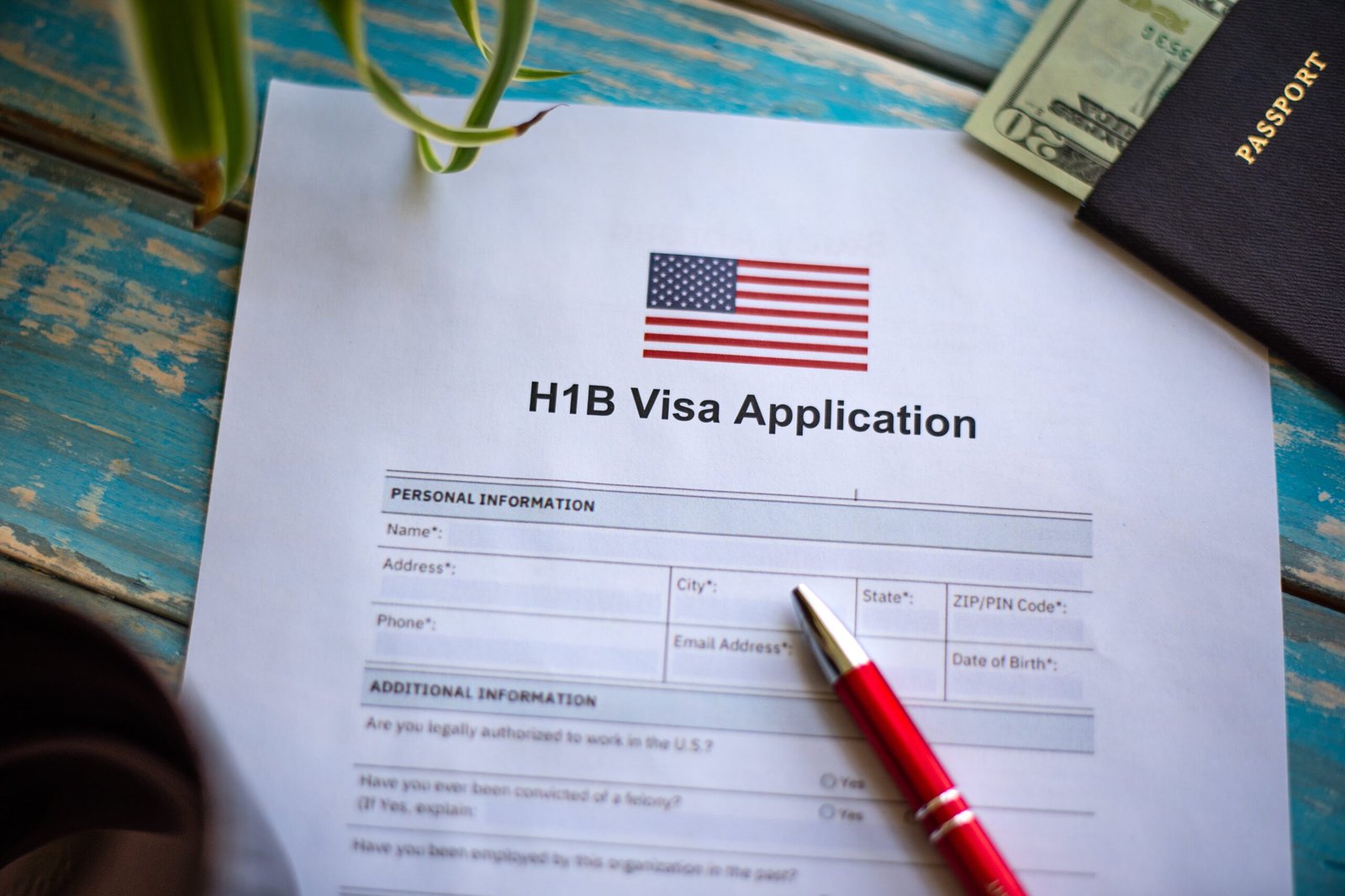 Trump insiste con imponer una tarifa altísima a las visas H-1B, ahora busca que sea de 103.265 dólares