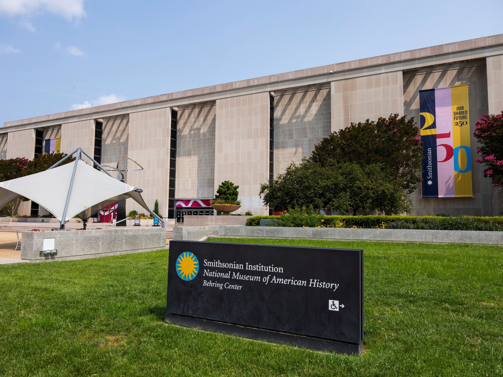 Trump ordena colocar carteles en Museo de Historia que adviertan su "sesgo ideológico"