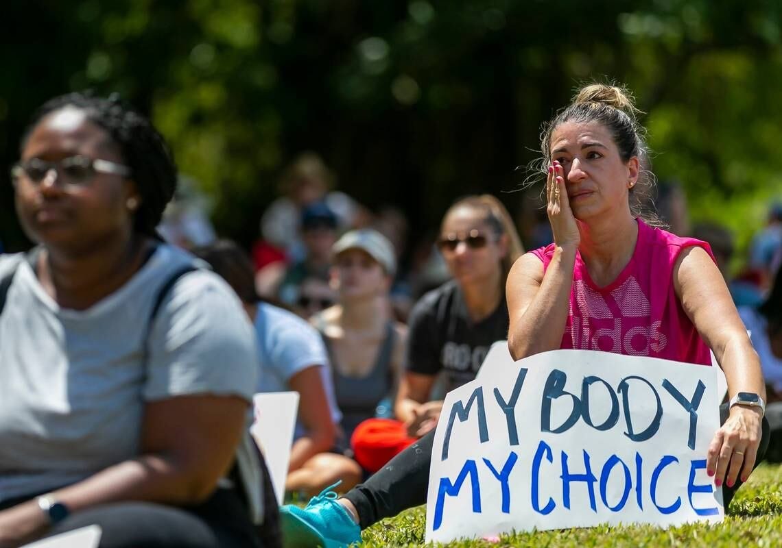 “Tuve que viajar, mi vida corría peligro”: cada vez más mujeres salen de Florida para abortar debido a las prohibiciones
