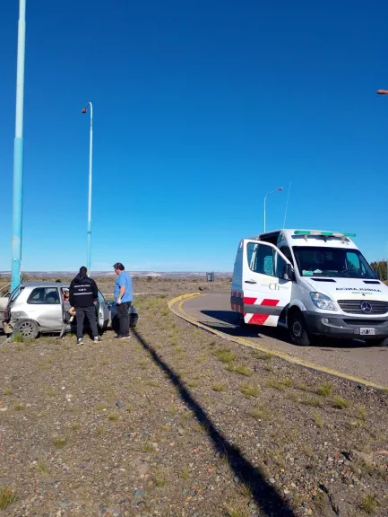 Un auto chocó contra una palma de luz en una rotonda y sus dos ocupantes terminaron en el Hospital
