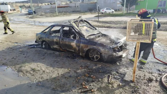Un auto quedó destruido tras un incendio en Palazzo