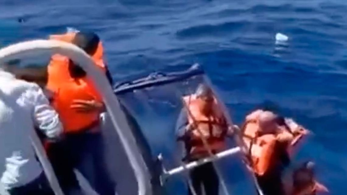 Un barco con casi 270 personas volcó frente a Chipre y activaron un operativo de rescate