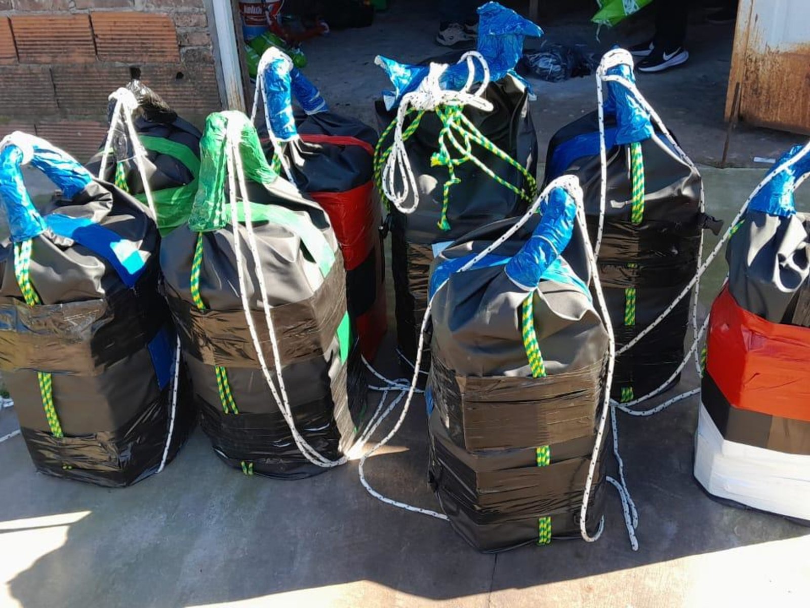 Un bolso náutico comprado por Internet, la pista que llevó al secuestro de media tonelada de cocaína que iba a Europa