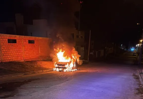 Un desperfecto mecánico hizo que un auto se incendiara en su totalidad