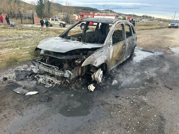 Un desperfecto mecánico provocó el incendio de un auto en la Ruta 26