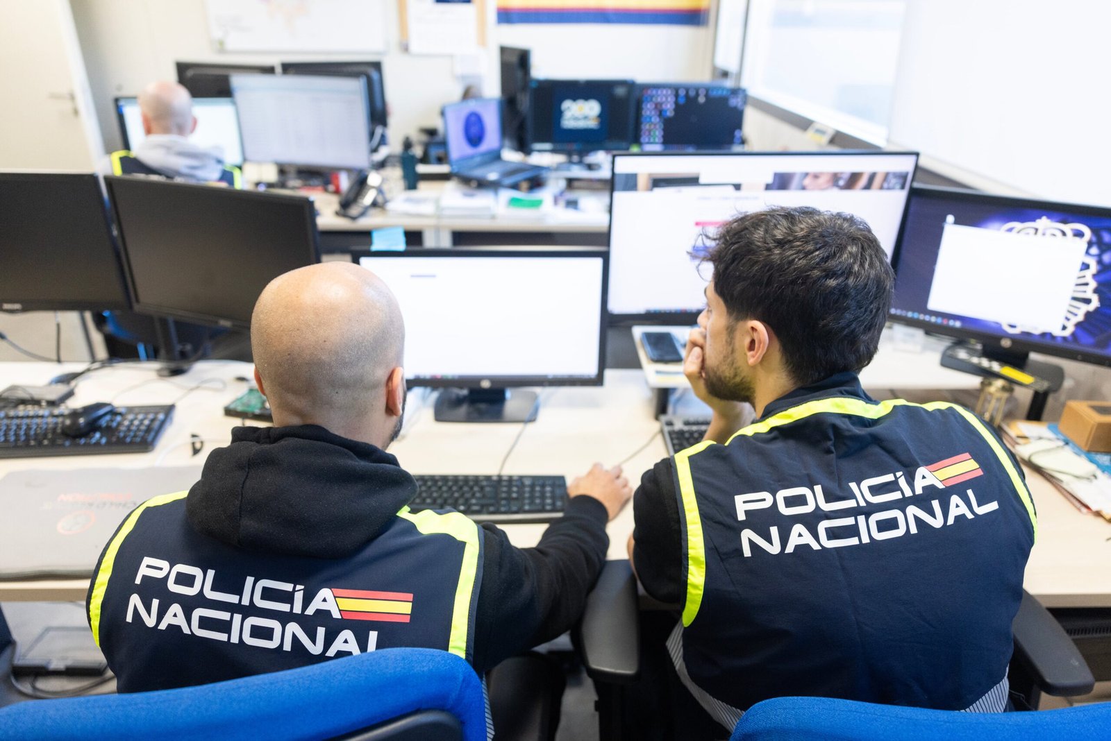 Agentes de la Unidad Central de Ciberdelincuencia (UCC) de la Policía Nacional, en su sede de Madrid, en una imagen de archivo.