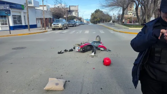 Un motociclista fue trasladado al hospital tras colisionar con un auto