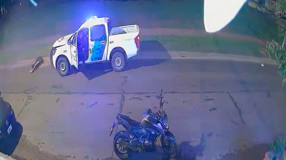 Un patrullero atendía a toda velocidad una emergencia del 911 y atropelló a peatón en Don Orione