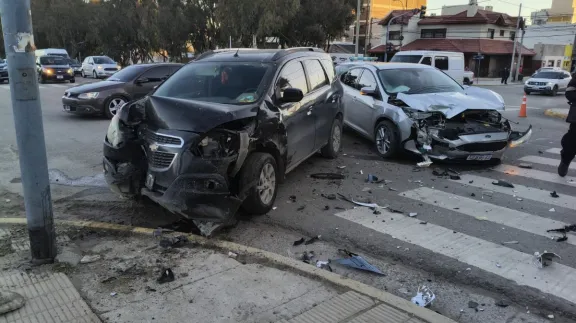 Una conductora resultó lesionada tras una colisión vehicular en avenida Alsina y Ameghino