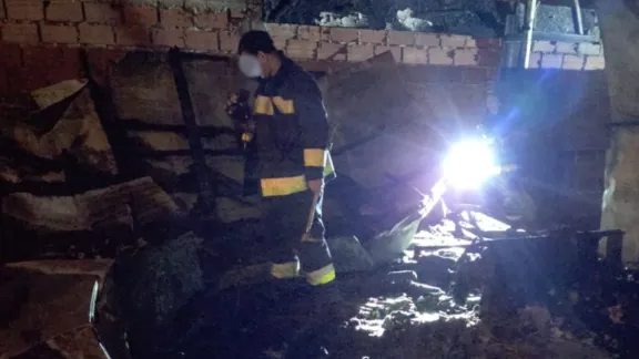Una conexión eléctrica clandestina sería el origen de un incendio que destruyó una vivienda