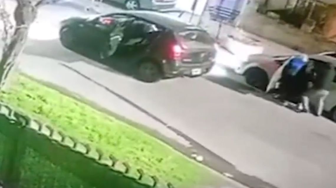 Una pareja de policías mató a tres delincuentes que quisieron asaltarlos en la La Matanza
