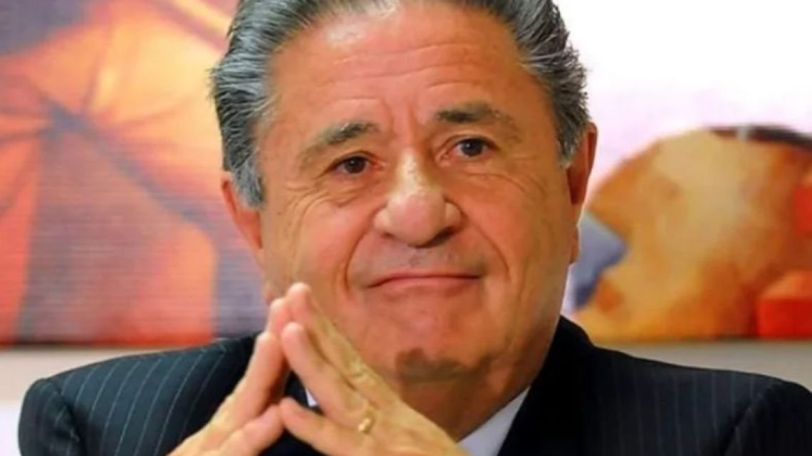 Vacunatorio VIP: piden indagar a Eduardo y Chiche Duhalde, Verbitsky y otras 30 personas