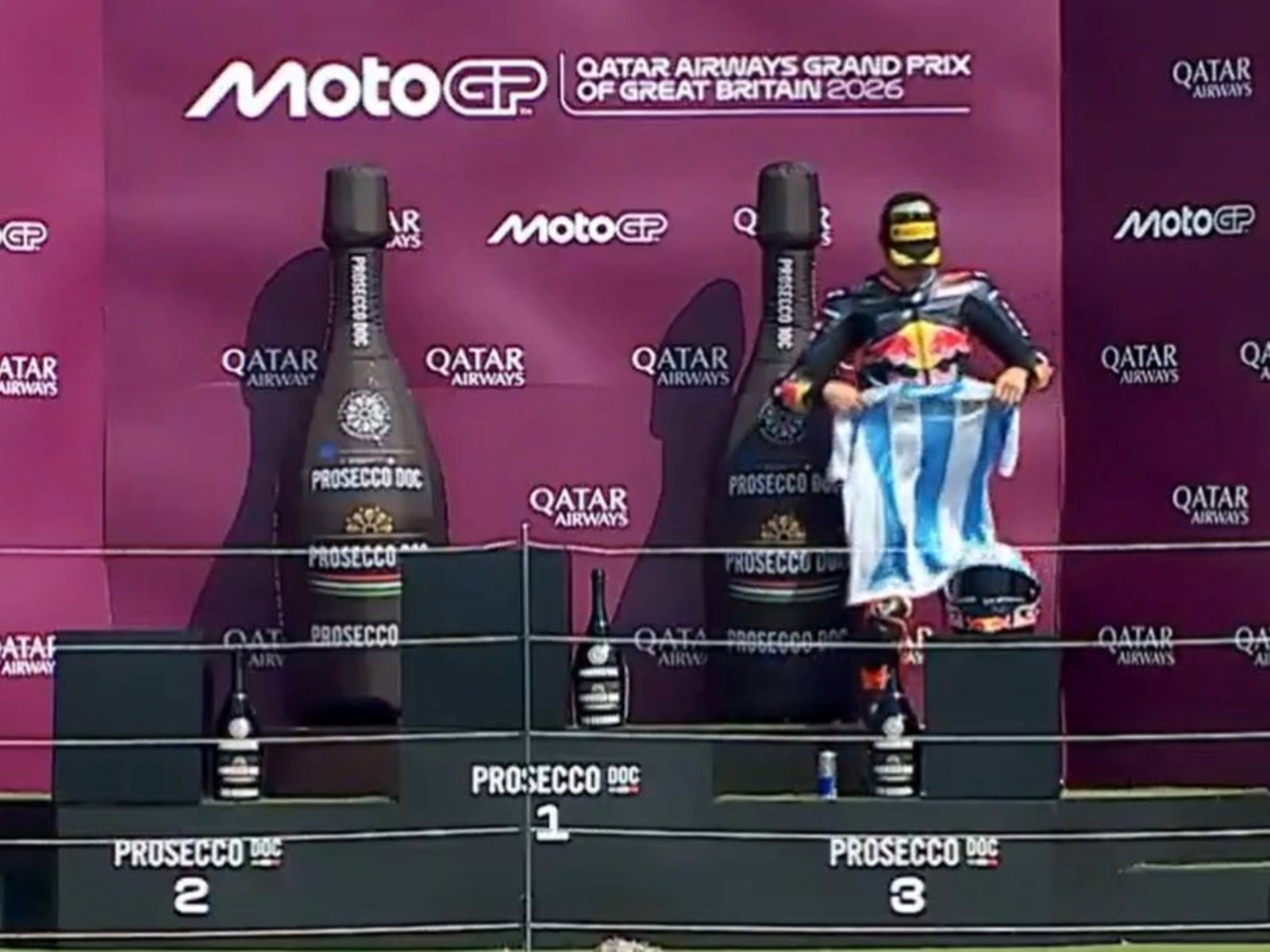 Valentín Perrone se subió al podio de Moto3 y celebró con la camiseta de la Selección Argentina en Inglaterra