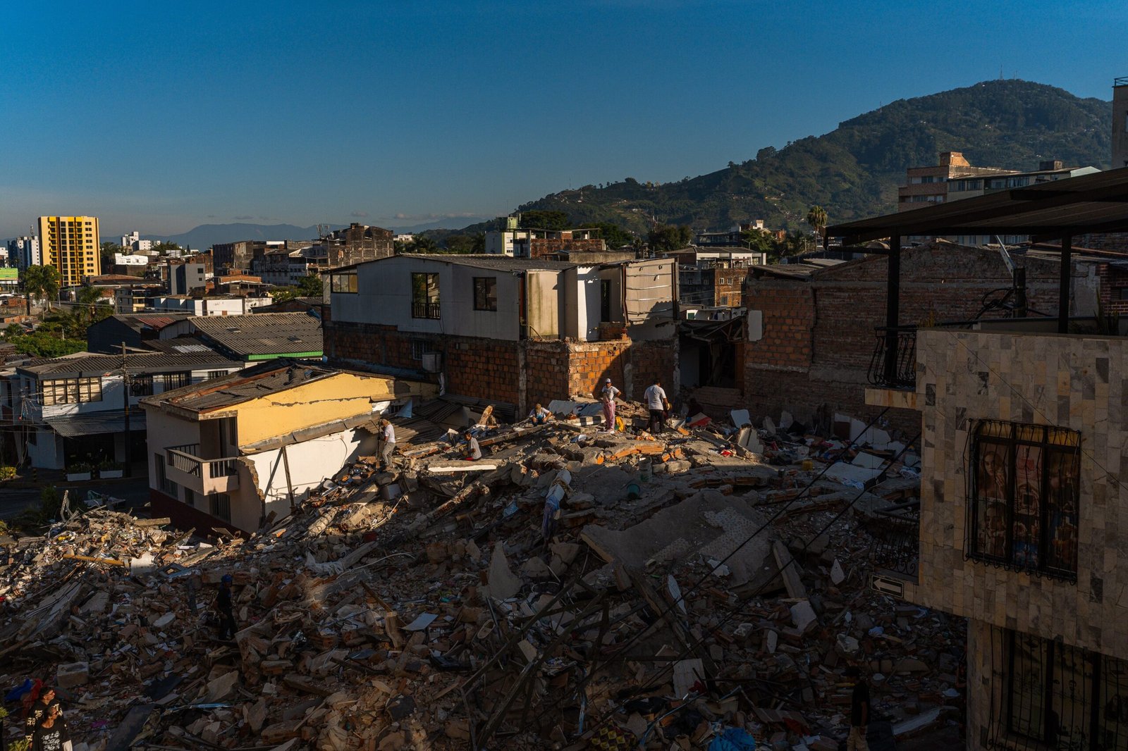 Víctimas del terremoto recogen sus pertenencias y buscan a sus familiares en Pereira, (Colombia), el 11 de agosto del 2026.