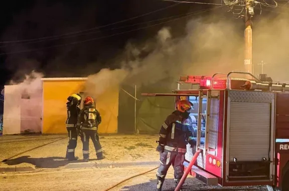Voraz incendio afectó una vivienda en el Área 16 de Rawson