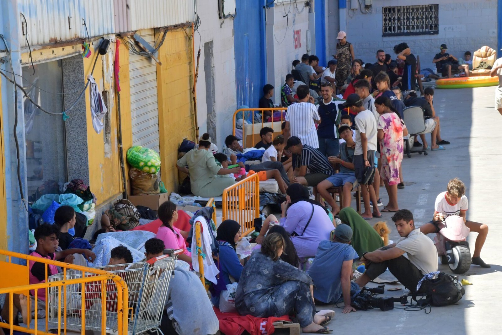 Menores y familias coviven en el poligono del Tarajal