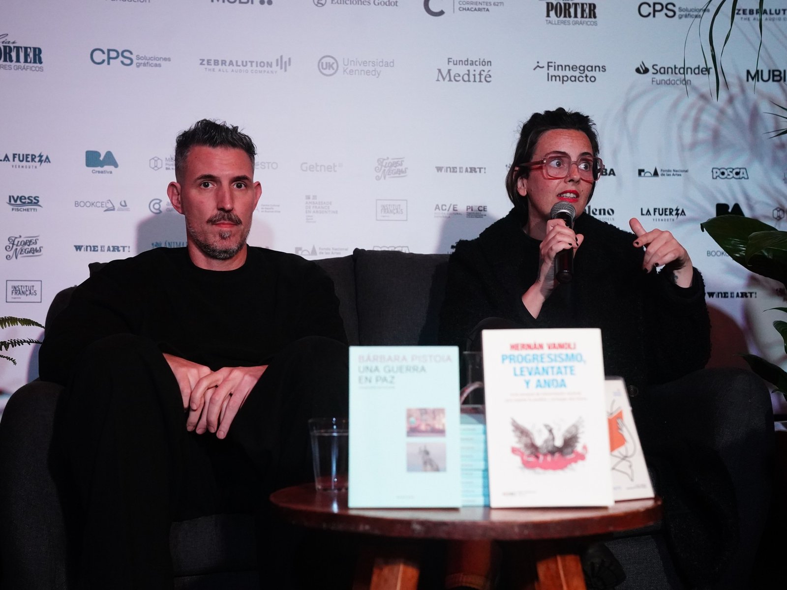 abrió la Feria de editores con un intenso debate