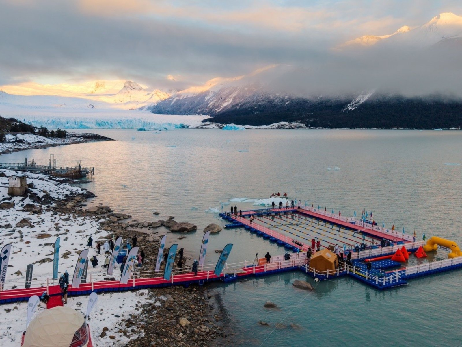 así es el Mundial de Natación en el Perito Moreno