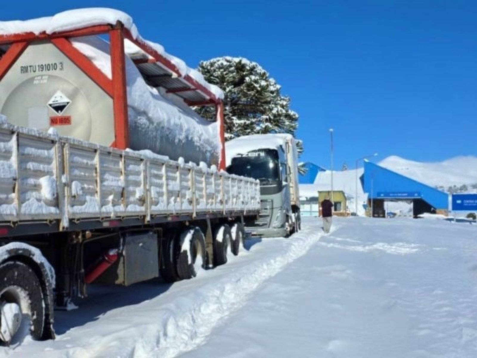 complicaciones en la frontera, miles de camiones varados, quejas de transportistas y rescates en la Patagonia