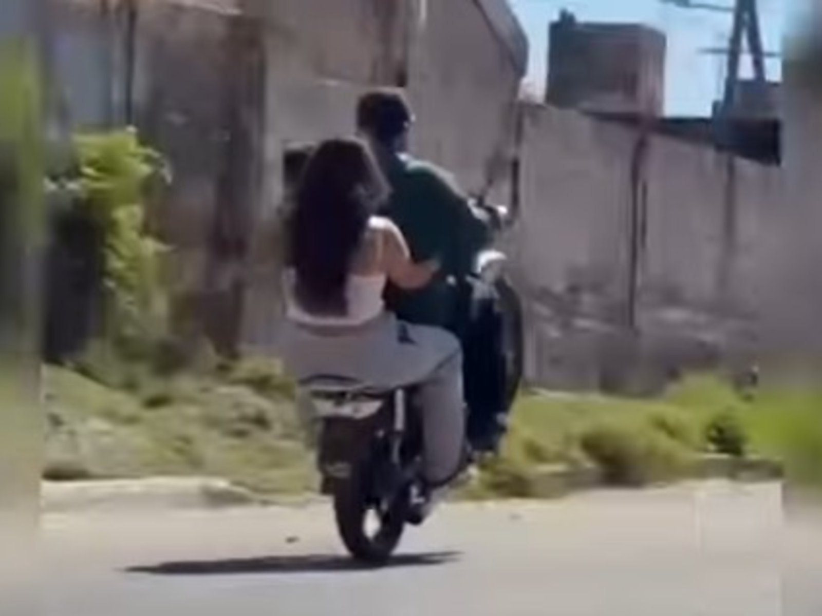 con su bebé en brazos, una pareja hizo una maniobra peligrosa en una moto