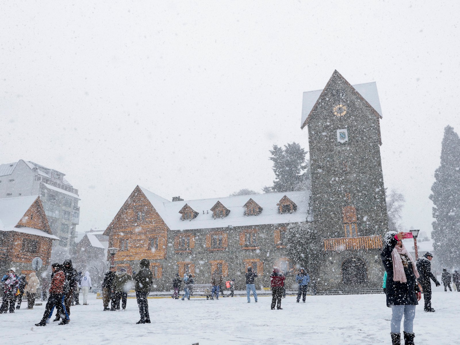 esperan 55 mil brasileños mientras la nieve abunda y la ciudad se prepara para su gran fiesta
