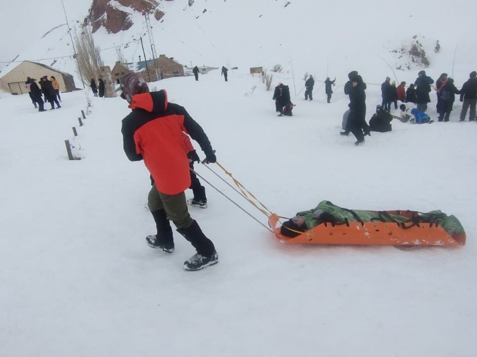 evacuaron a 200 turistas de Puente del Inca tras un inesperado temporal de nieve