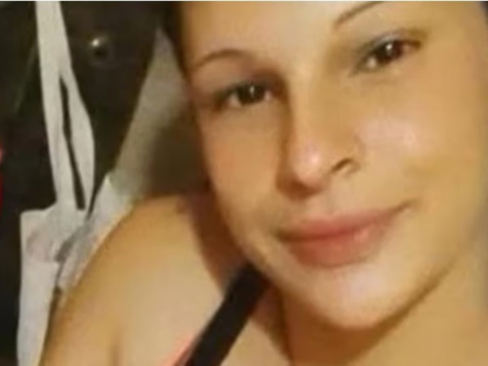 fue asesinada a puñaladas delante de sus tres hijos y detuvieron a su ex pareja