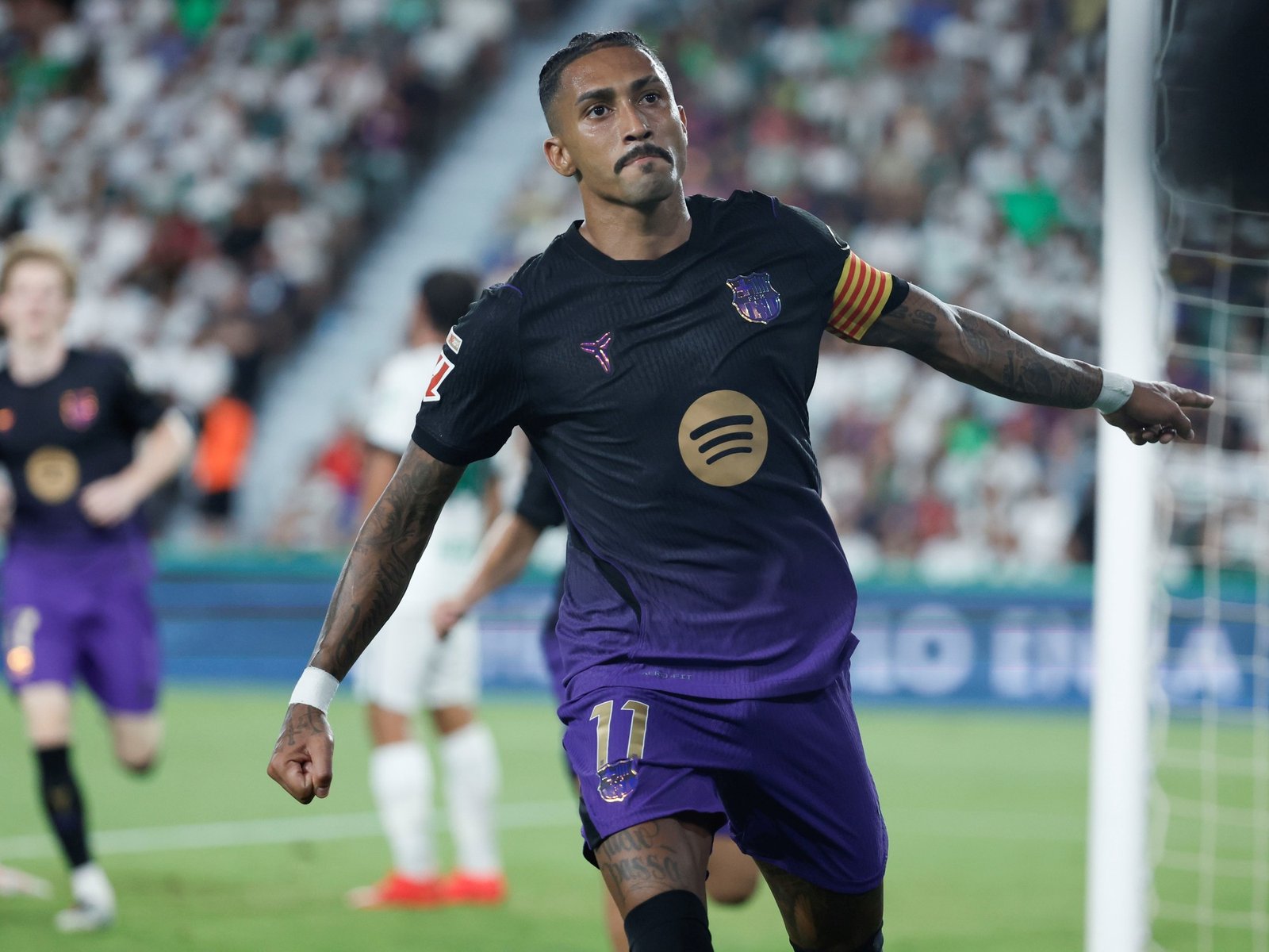 goleada 5-0 ante Elche con Raphinha como figura y a la espera de su refuerzo top