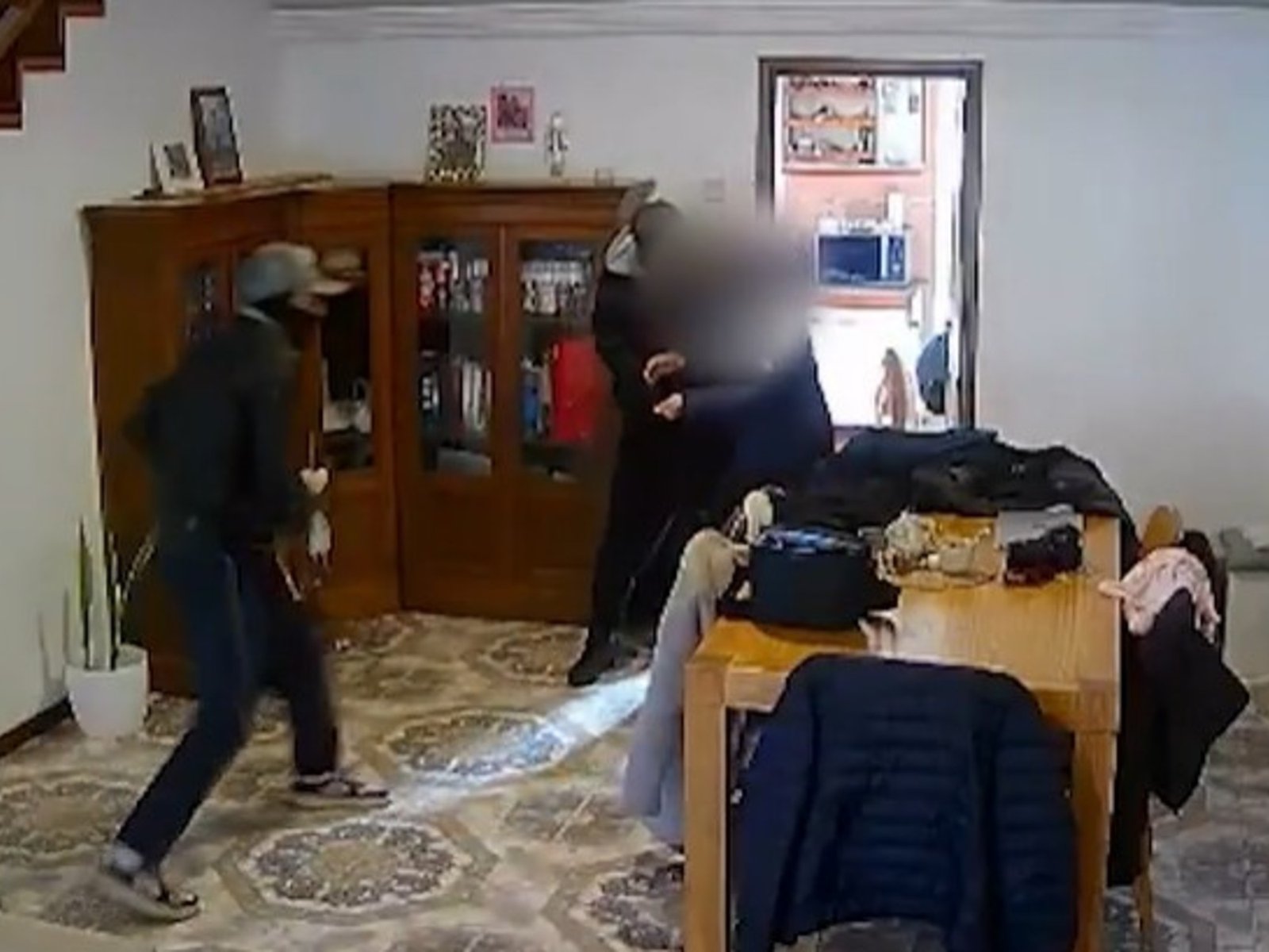 golpearon al dueño de casa con un palo de hockey y le robaron la camioneta