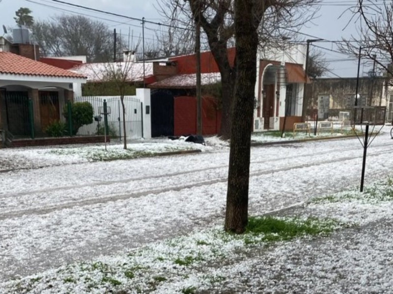 hay heridos, graves destrozos y varios camiones varados en las rutas de la provincia