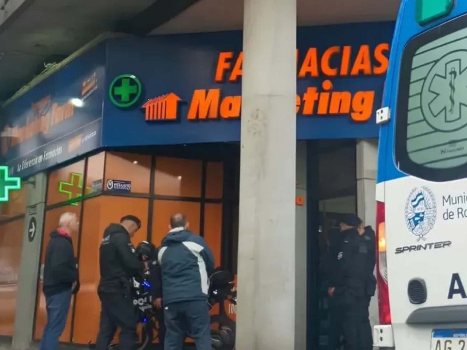 la encargada de una farmacia fue apuñalada por su expareja dentro del local