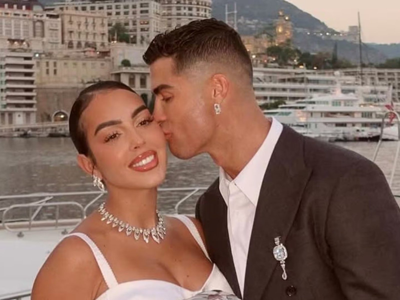 las primeras fotos de la boda y los looks que eligieron para dar el "sí"