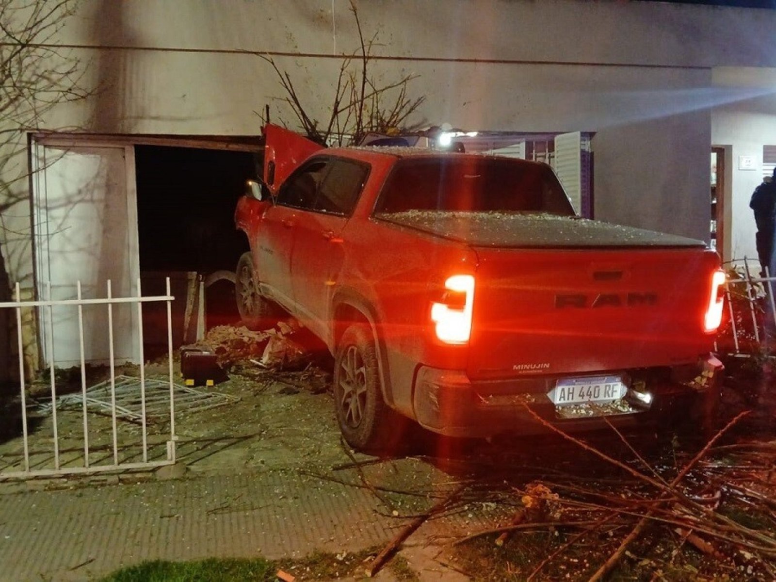 manejaba borracho e incrustó su vehículo contra el dormitorio de un jubilado